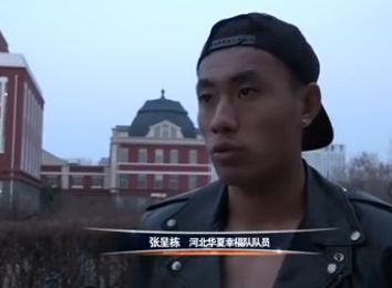 在拍摄片场，导演秒变“工作狂人”，亲自上渔船实景拍摄，晕船也坚持全程；“真实狂人”为了逼真玩命拍摄，黄渤、张宥浩和地铁上演近距离对撞，黄渤调侃“导演有时候不近常理与人情”；“细节狂人”对表演上的把控细节要到达每一个表情，面对实力派演员黄渤，导演也会细扣其台词表情的衔接节奏，笑称“表情也是词”；“NG狂人”永远在提更高要求，50米高空9次NG，水中拍摄一镜8条，海上1镜拍摄3天，对人物内心不断索要，只为将角色的绝望窒息感淋漓尽致体现……对于导演“疯狂极限”的拍摄操作，演员黄渤对此称赞，“只有这种贪婪，才能让曹保平成为中国电影里的一匹狼，起码有十个像曹保平这样的导演，中国电影类型才会足够的夯实和丰富